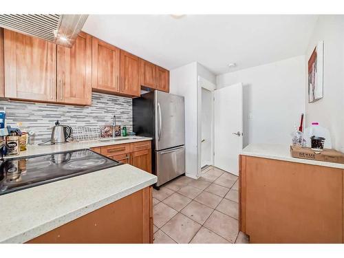 2608 Cherokee Drive Nw, Calgary, AB - Indoor Photo Showing Kitchen