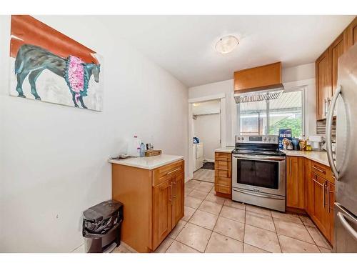 2608 Cherokee Drive Nw, Calgary, AB - Indoor Photo Showing Kitchen