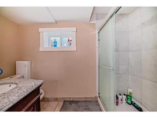 2608 Cherokee Drive Nw, Calgary, AB - Indoor Photo Showing Bathroom