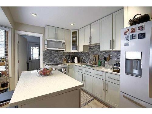 2608 Cherokee Drive Nw, Calgary, AB - Indoor Photo Showing Kitchen With Upgraded Kitchen