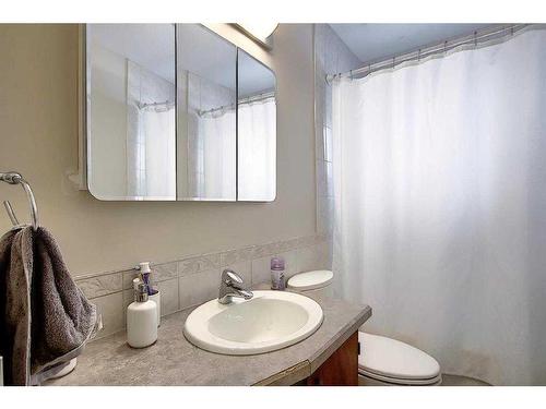 2608 Cherokee Drive Nw, Calgary, AB - Indoor Photo Showing Bathroom