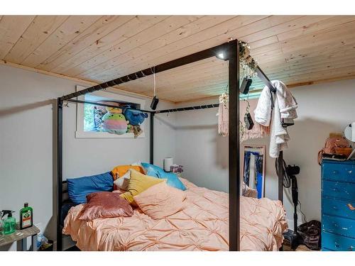 654 27 Avenue Nw, Calgary, AB - Indoor Photo Showing Bedroom