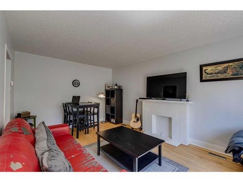 654 27 Avenue Nw, Calgary, AB - Indoor Photo Showing Living Room