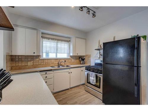 654 27 Avenue Nw, Calgary, AB - Indoor Photo Showing Kitchen With Double Sink