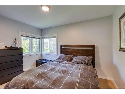 654 27 Avenue Nw, Calgary, AB - Indoor Photo Showing Bedroom