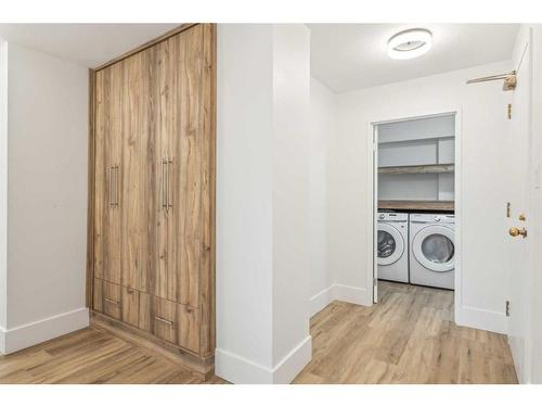 4C-133 25 Avenue Sw, Calgary, AB - Indoor Photo Showing Laundry Room