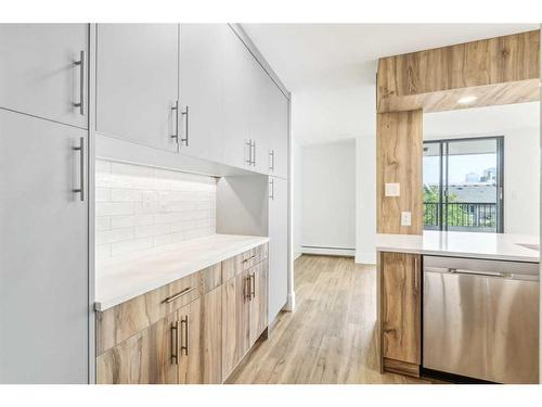 4C-133 25 Avenue Sw, Calgary, AB - Indoor Photo Showing Kitchen