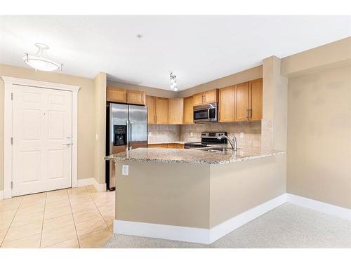 216-500 Rocky Vista Gardens Nw, Calgary, AB - Indoor Photo Showing Kitchen