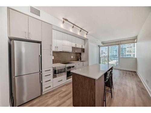 1208-550 Riverfront Avenue Se, Calgary, AB - Indoor Photo Showing Kitchen With Upgraded Kitchen