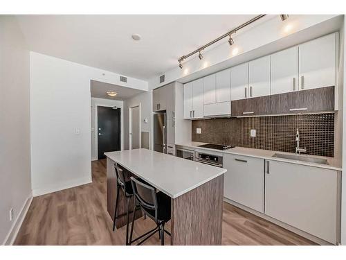 1208-550 Riverfront Avenue Se, Calgary, AB - Indoor Photo Showing Kitchen With Upgraded Kitchen