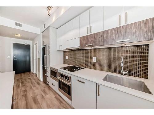 1208-550 Riverfront Avenue Se, Calgary, AB - Indoor Photo Showing Kitchen With Upgraded Kitchen