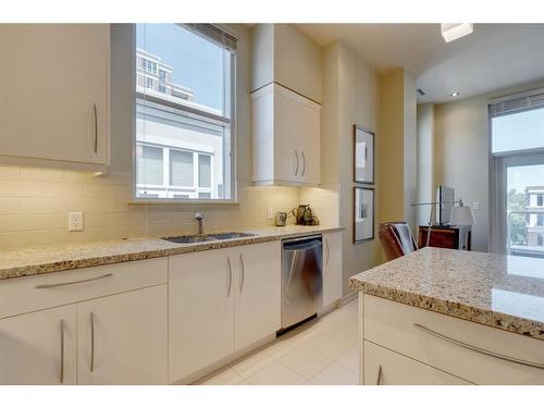 402-650 Eau Claire Avenue Sw, Calgary, AB - Indoor Photo Showing Kitchen With Double Sink With Upgraded Kitchen