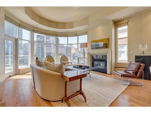 402-650 Eau Claire Avenue Sw, Calgary, AB - Indoor Photo Showing Living Room With Fireplace