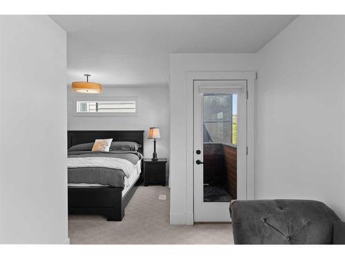 2031 32 Avenue Sw, Calgary, AB - Indoor Photo Showing Bedroom
