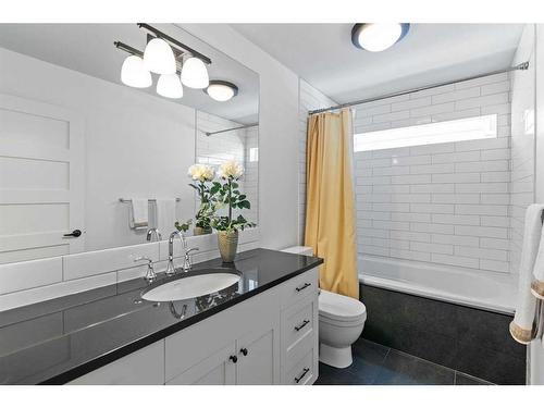 2031 32 Avenue Sw, Calgary, AB - Indoor Photo Showing Bathroom