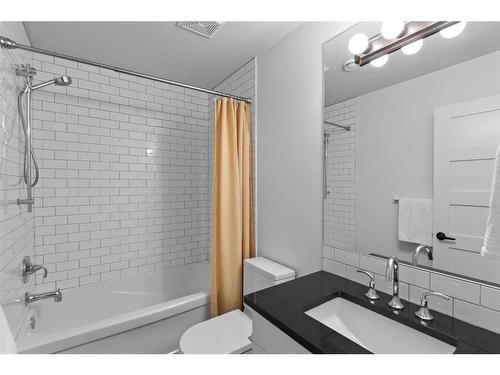 2031 32 Avenue Sw, Calgary, AB - Indoor Photo Showing Bathroom