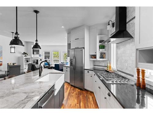 2031 32 Avenue Sw, Calgary, AB - Indoor Photo Showing Kitchen With Upgraded Kitchen