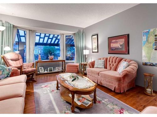 23 Cedarbrook Place Sw, Calgary, AB - Indoor Photo Showing Living Room