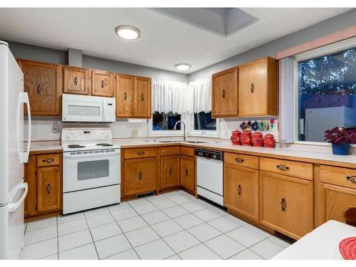 23 Cedarbrook Place Sw, Calgary, AB - Indoor Photo Showing Kitchen