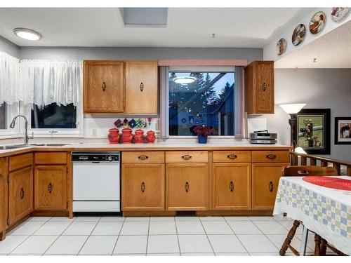23 Cedarbrook Place Sw, Calgary, AB - Indoor Photo Showing Kitchen