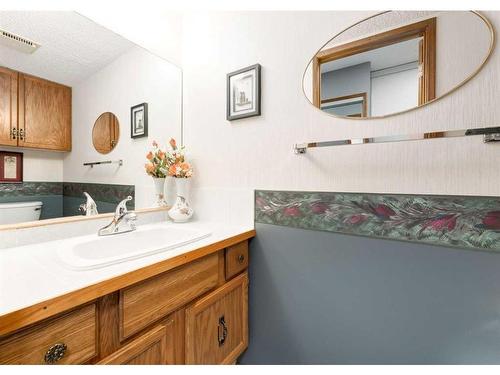 23 Cedarbrook Place Sw, Calgary, AB - Indoor Photo Showing Bathroom