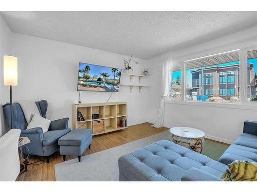 2135 54 Avenue Sw, Calgary, AB - Indoor Photo Showing Living Room