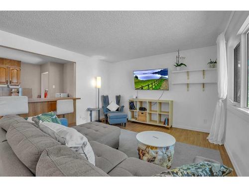 2135 54 Avenue Sw, Calgary, AB - Indoor