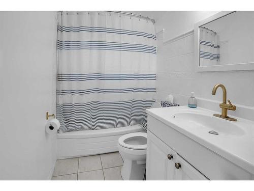 2135 54 Avenue Sw, Calgary, AB - Indoor Photo Showing Bathroom