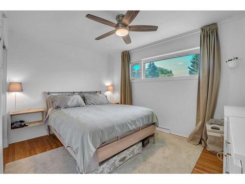 2135 54 Avenue Sw, Calgary, AB - Indoor Photo Showing Bedroom