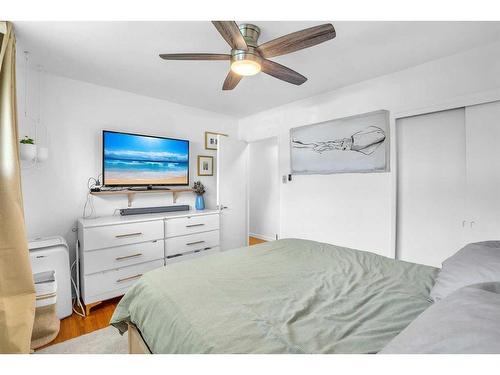 2135 54 Avenue Sw, Calgary, AB - Indoor Photo Showing Bedroom