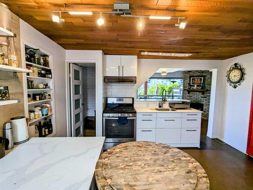 1021 Maggie Street Se, Calgary, AB - Indoor Photo Showing Kitchen