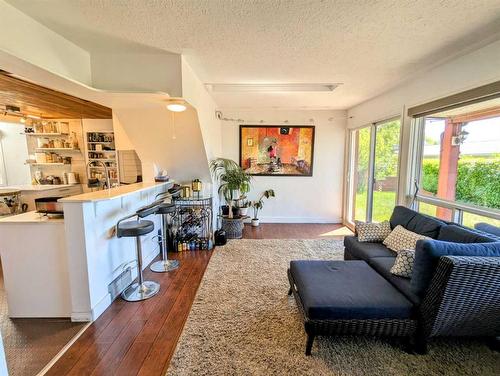 1021 Maggie Street Se, Calgary, AB - Indoor Photo Showing Living Room