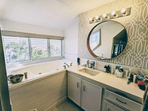 1021 Maggie Street Se, Calgary, AB - Indoor Photo Showing Bathroom