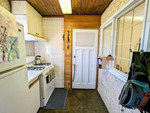 1021 Maggie Street Se, Calgary, AB - Indoor Photo Showing Kitchen