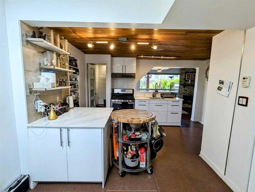 1021 Maggie Street Se, Calgary, AB - Indoor Photo Showing Kitchen