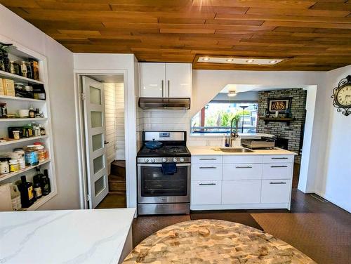 1021 Maggie Street Se, Calgary, AB - Indoor Photo Showing Kitchen