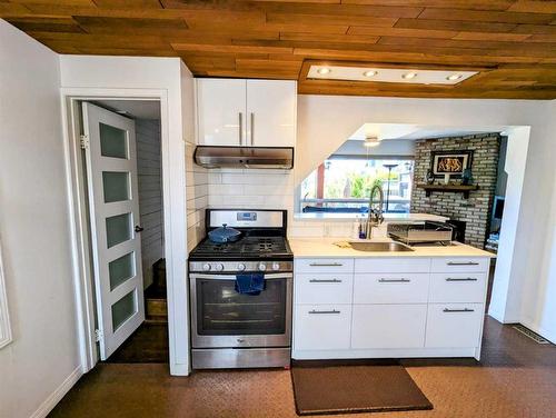 1021 Maggie Street Se, Calgary, AB - Indoor Photo Showing Kitchen