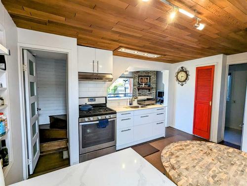 1021 Maggie Street Se, Calgary, AB - Indoor Photo Showing Kitchen