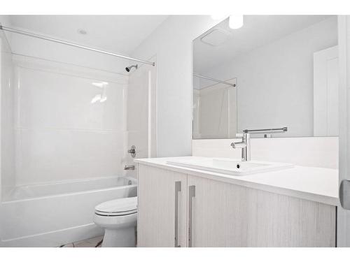 305 Dawson Way, Chestermere, AB - Indoor Photo Showing Bathroom