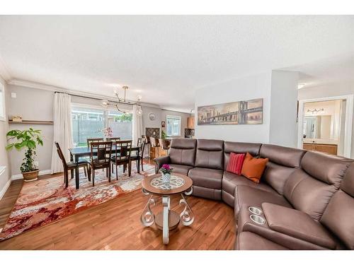 7 Cedarwood Lane Sw, Calgary, AB - Indoor Photo Showing Living Room