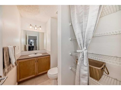 7 Cedarwood Lane Sw, Calgary, AB - Indoor Photo Showing Bathroom