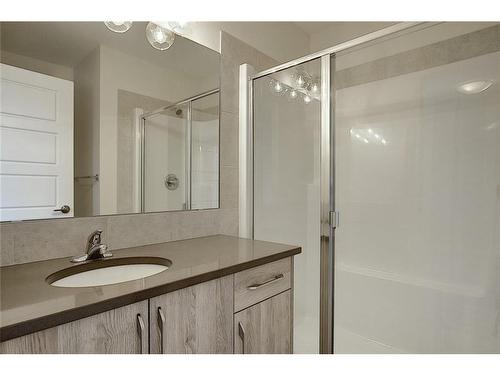 68 Shale Avenue, Cochrane, AB - Indoor Photo Showing Bathroom