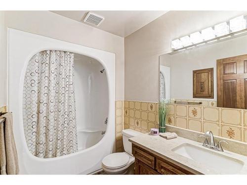 17200 Centre Street Ne, Calgary, AB - Indoor Photo Showing Bathroom