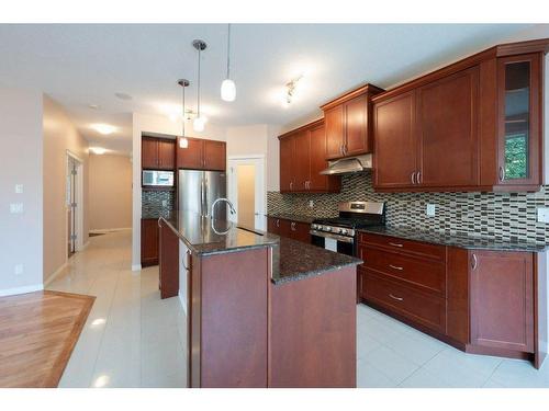 15 Cougar Ridge Rise Sw, Calgary, AB - Indoor Photo Showing Kitchen With Upgraded Kitchen