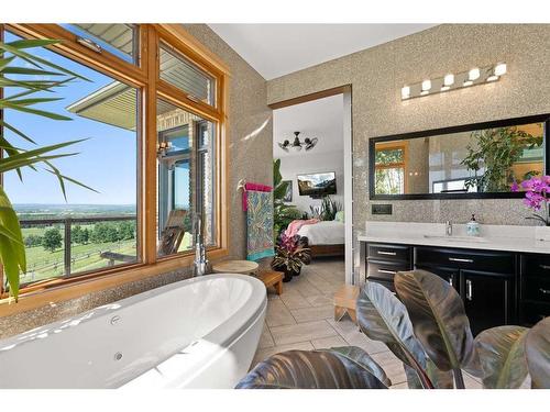 6029 Twp Road 332, Rural Mountain View County, AB - Indoor Photo Showing Bathroom