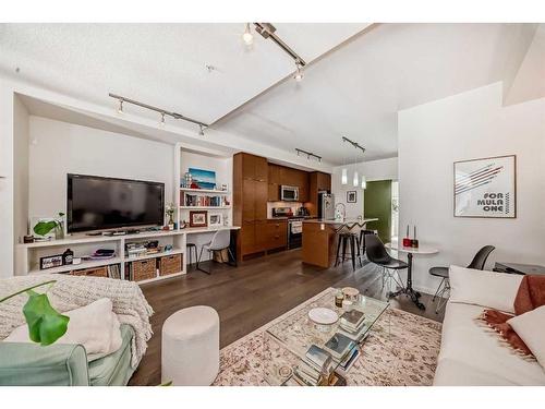 307-1719 9A Street Sw, Calgary, AB - Indoor Photo Showing Living Room