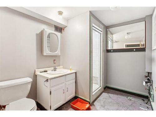 2207 Victoria Crescent Nw, Calgary, AB - Indoor Photo Showing Bathroom