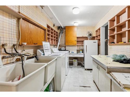 2207 Victoria Crescent Nw, Calgary, AB - Indoor Photo Showing Laundry Room