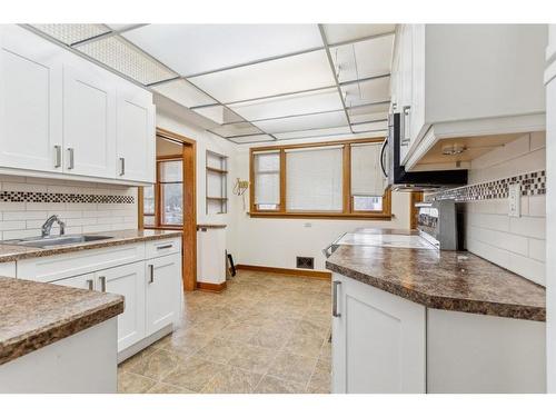 2207 Victoria Crescent Nw, Calgary, AB - Indoor Photo Showing Kitchen