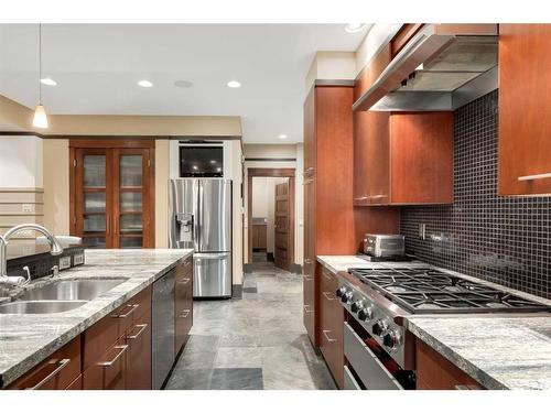 30 Discovery Ridge Manor Sw, Calgary, AB - Indoor Photo Showing Kitchen With Double Sink With Upgraded Kitchen